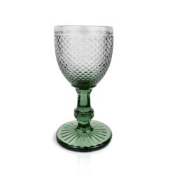 vaso de vidrio combines con fondo blanco