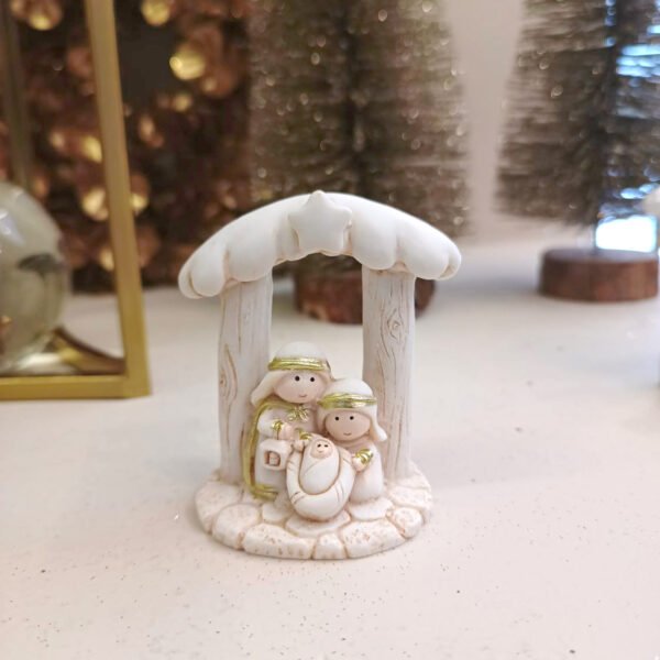 Adorno navideño Sagrada Familia en establo 7,5cm