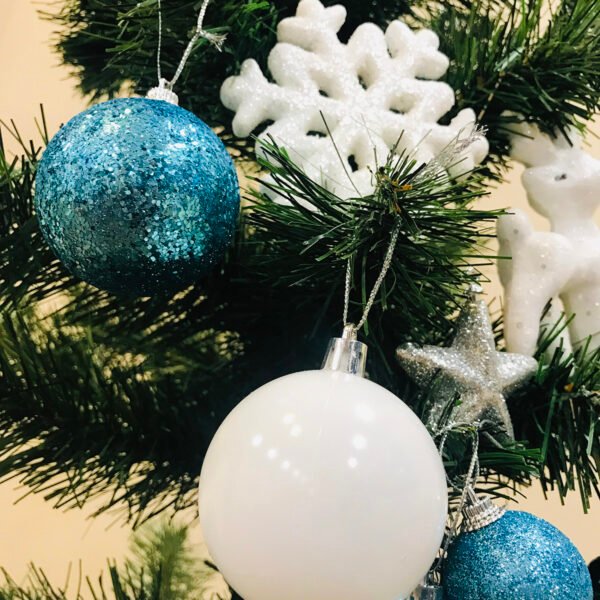 Set de 49 adornos metalizados blancos y celestes