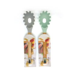 Dos cucharas para pasta de silicona color pastel con mango color madera con mango de madera