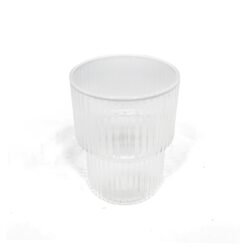 vaso vidrio rayado bajo con fondo blanco