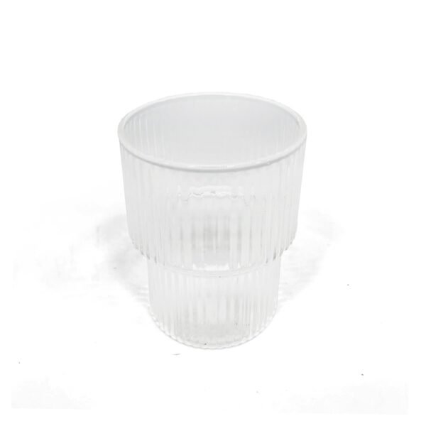 vaso vidrio rayado bajo con fondo blanco