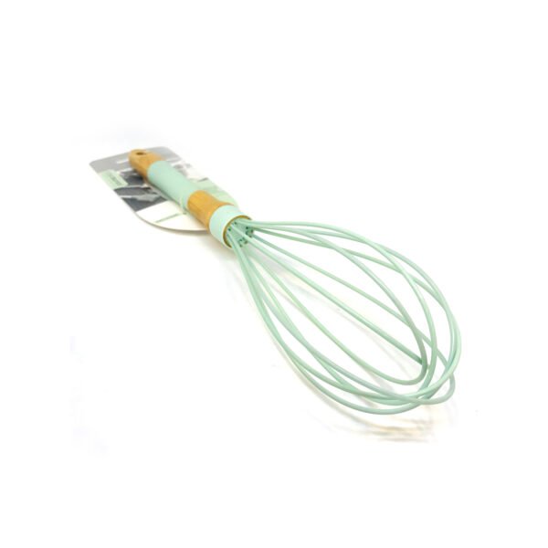 Batidor de silicona color verde pastel con mango de color madera sobre fondo blanco