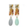 Dos cucharas para cocina de silicona con mango de color madera sobre fondo blanco