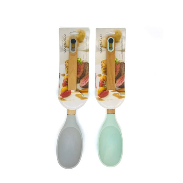 Dos cucharas para cocina de silicona con mango de color madera sobre fondo blanco