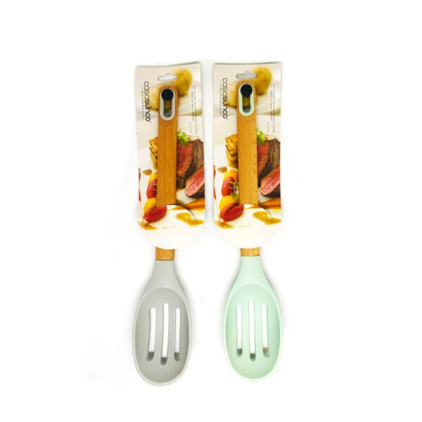 dos cucharas caladas de silicona color pastel para cocina con mango color madera sobre fondo blanco