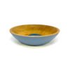Ensaladera de bambú esmaltada de color azul 30cm sobre fondo blanco