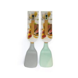 Dos espátulas color pastel de silicona con mango de color madera sobre fondo blanco