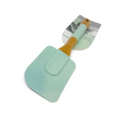 Espátula para cocina de silicona color pastel con mango de madera sobre fondo blanco