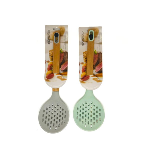 Dos espumaderas para cocina de silicona de color pastel con mango de color madera sobre fondo blanco