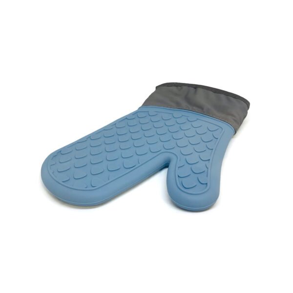 Manopla agarradera para cocina de silicona azul con relieve de corazón sobre fondo blanco