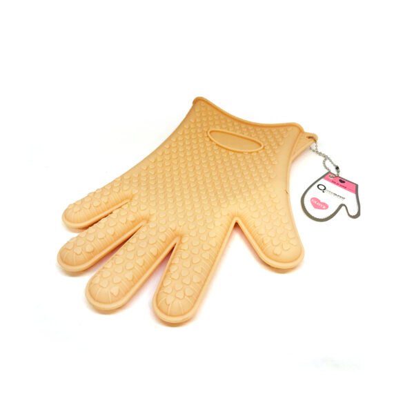 Manopla guante de cocina de silicona para cocinar con relieve de corazón sobre fondo blanco