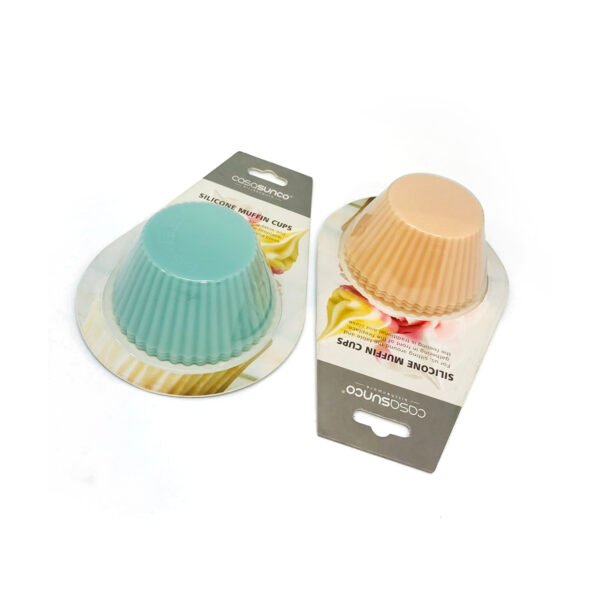 dos moldes de silicona individuales para muffins colores pastel sobre fondo blanco