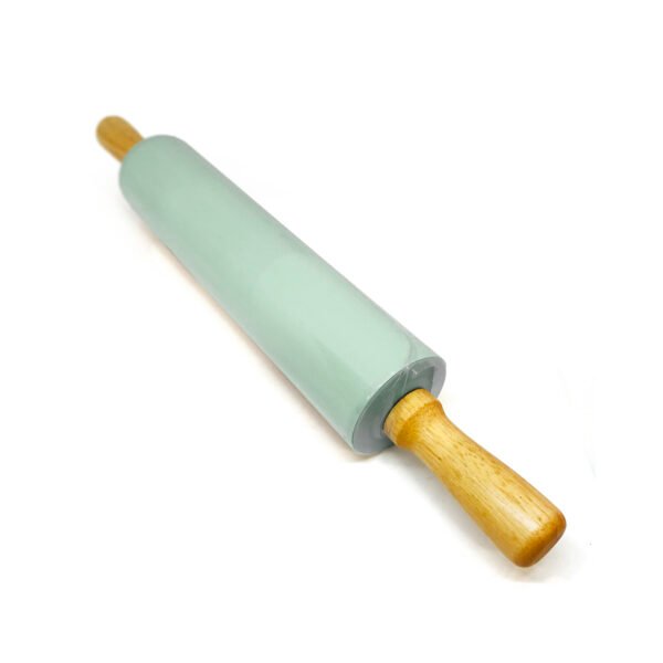 palo de amasar 43cm color pastel con revestimiento de silicona y mangos de color madera sobre fondo blanco