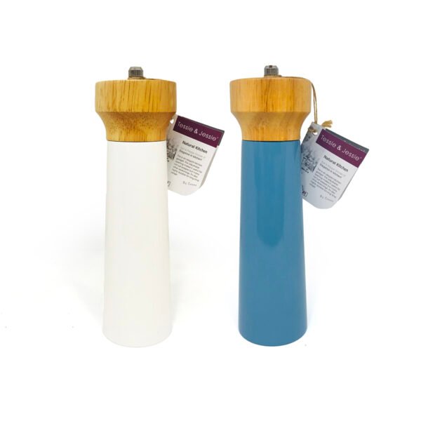 dos molinillos pimentero de madera esmaltada 20cm de color blanco y azul marino sobre fondo blanco