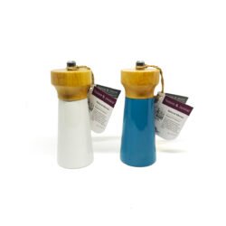 dos molinillos pimentero de madera esmaltada 12,5cm de color blanco y azul marino sobre fondo blanco