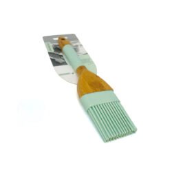 pincel de cocina color verde pastel de silicona y mango e color madera sobre fondo blanco