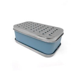 rallador plano con contenedor de plástico y bandeja de color acero y azul sobre fondo blanco