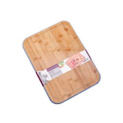 tabla de cocina rectangular de bambú para picar con borde esmaltado 38x28cm sobre fondo blanco