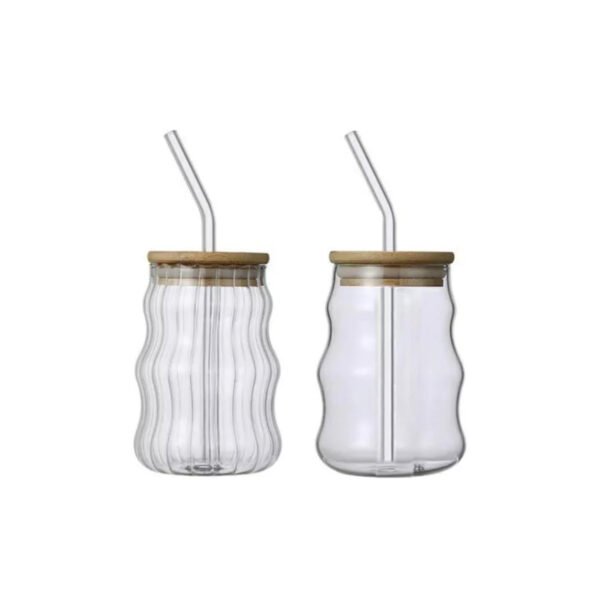 Vaso de vidrio ondulados con tapa de bambú y sorbete de vidrio