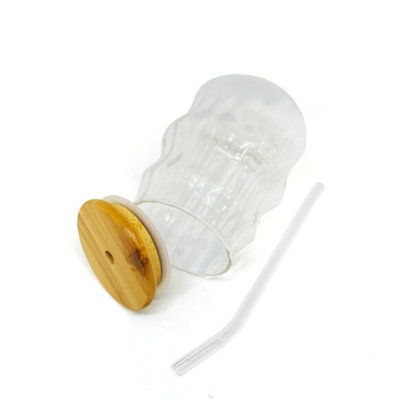 Vaso de vidrio ondulados con tapa de bambú y sorbete de vidrio