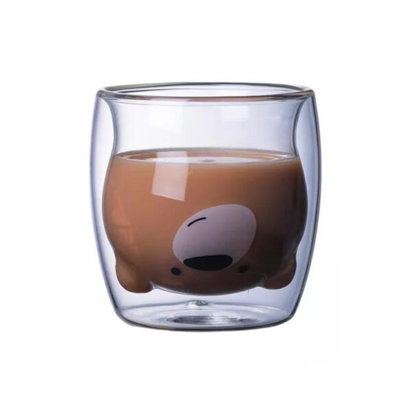 Vaso doble vidrio con café con leche sobre fondo blanco. Interior con forma de oso.