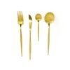 set x16 cubiertos dorados con fondo blanco