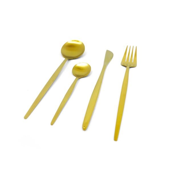 set x16 cubiertos dorados con fondo blanco