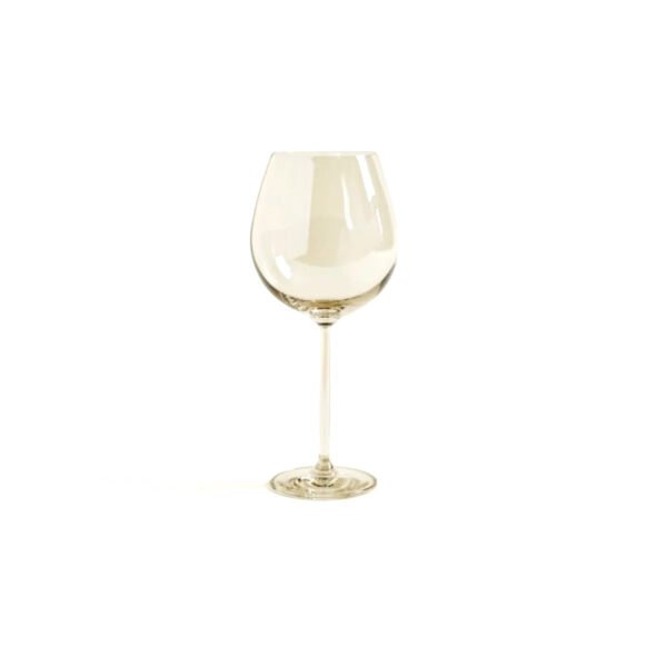 copa de vino color champagne sobre fondo blanco