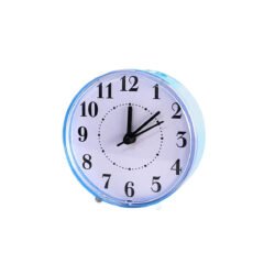 Reloj despertador celeste con fondo blanco