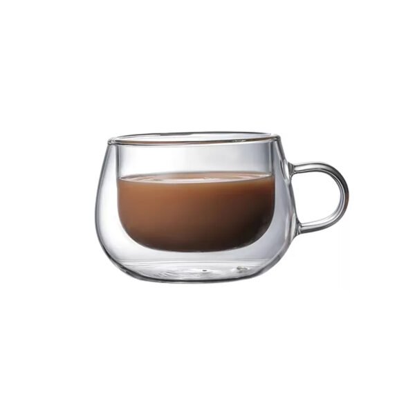 Taza de café doble vidrio con café con leche