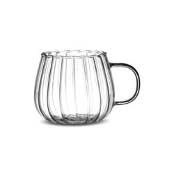 taza de vidrio rayado sobre fondo blanco