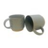 taza gris con base marron con fondo blanco