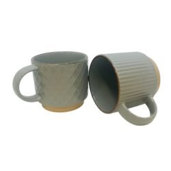 taza gris con base marron con fondo blanco