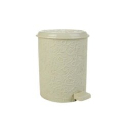 cesto beige con fondo blanco