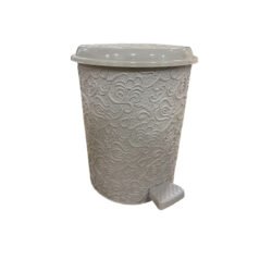 cesto gris con fondo blanco