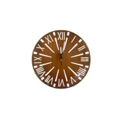reloj de madera con fondo blanco