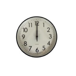 reloj de pared con fondo blanco