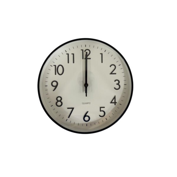 reloj de pared con fondo blanco