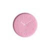 reloj de pared rosa con fondo blanco