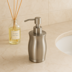 dispenser de acero inoxidable para jabón líquido sobre una mesada de mármol