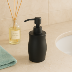 dispenser de jabón líquido color negro sobre mesada de baño