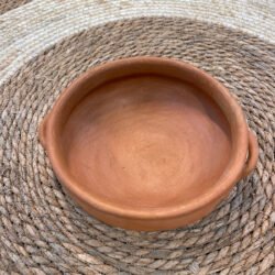 cazuela de barro artesanal con asas con fondo blanco