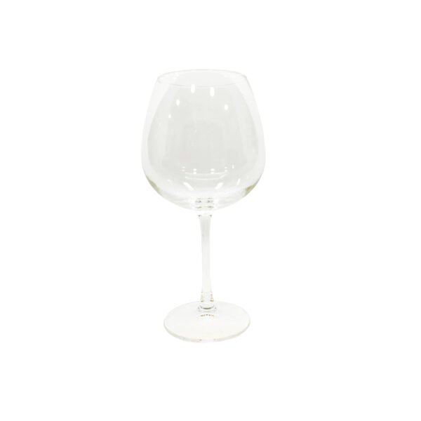 Copa copón de vidrio de vino tinto sobre fondo blanco