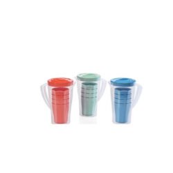 jarra plastica con vasos con fondo blanco