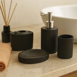 set de baño negro con fondo