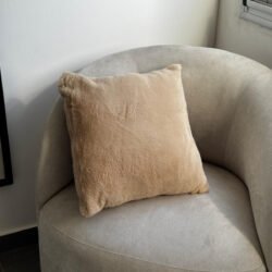 almohadon pelo corto beige
